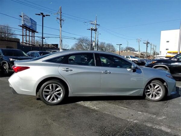 2021 Toyota Avalon XLE FWD - Image 3